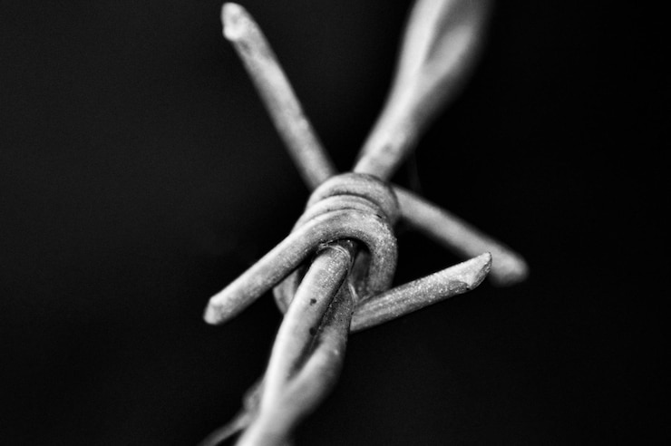 Foto close-up da cerca de arame farpado