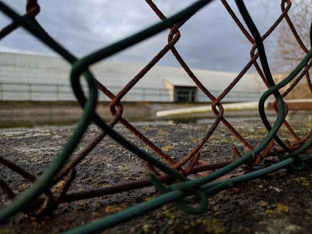 Foto close-up da cerca de cadeia contra o céu