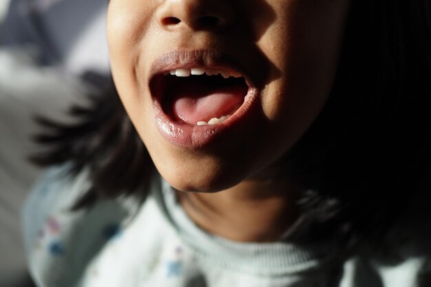 Close-up da criança gritando em casa