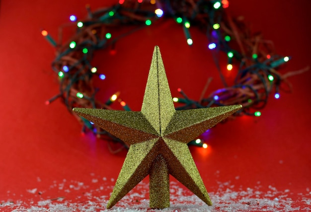 Close-up da decoração de Natal contra luzes iluminadas sobre fundo vermelho
