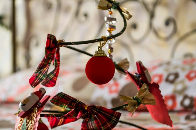 Foto close-up da decoração de natal na cama