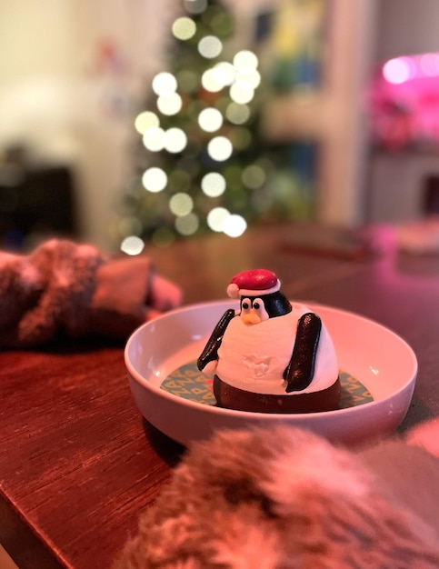 Foto close-up da decoração de natal na mesa em casa