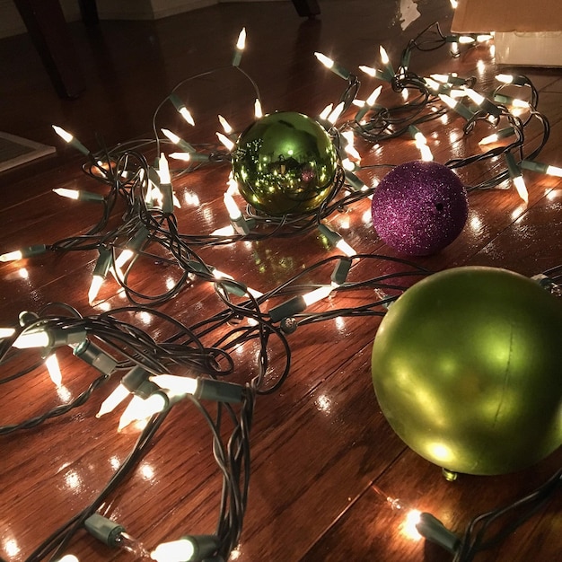 Foto close-up da decoração de natal na mesa em casa