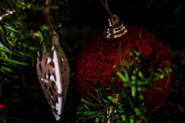 Foto close-up da decoração de natal pendurada na árvore