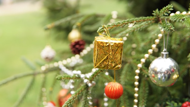 Close-up da decoração de Natal pendurada na árvore