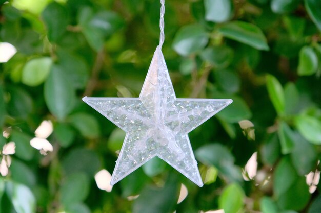 Foto close-up da decoração de natal pendurada na árvore