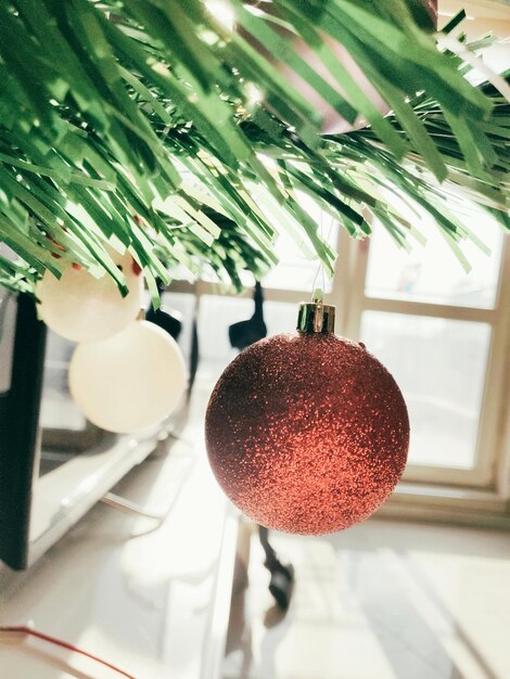 Foto close-up da decoração de natal pendurada na árvore