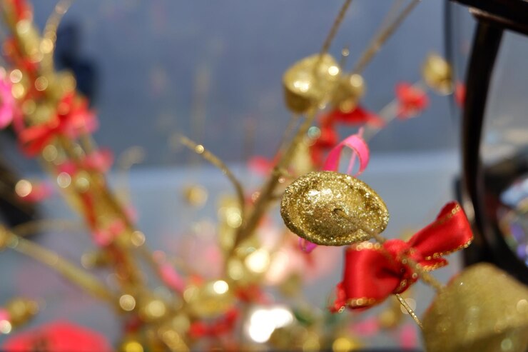 Foto close-up da decoração de natal pendurada na árvore
