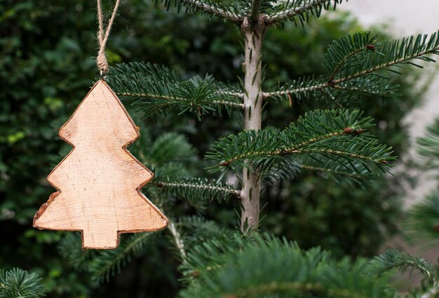 Foto close-up da decoração na árvore de natal