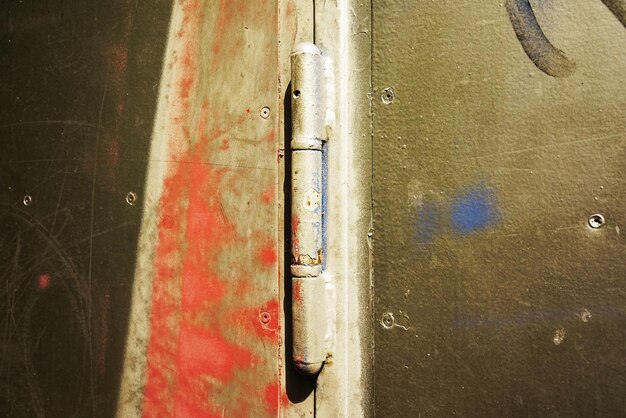 Foto close-up da dobradiça da porta