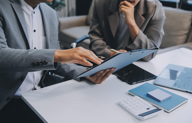 Close-up da equipe de negócios analisando gráficos e gráficos de renda com computador portátil moderno Análise de negócios e conceito de estratégia