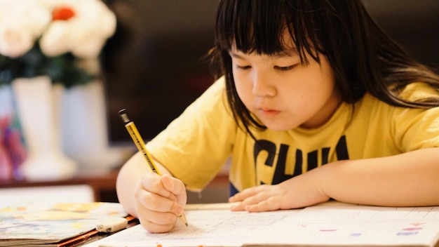 Close-up da escrita infantil
