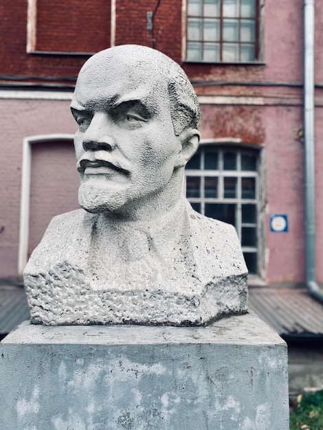 Foto close-up da estátua contra o edifício