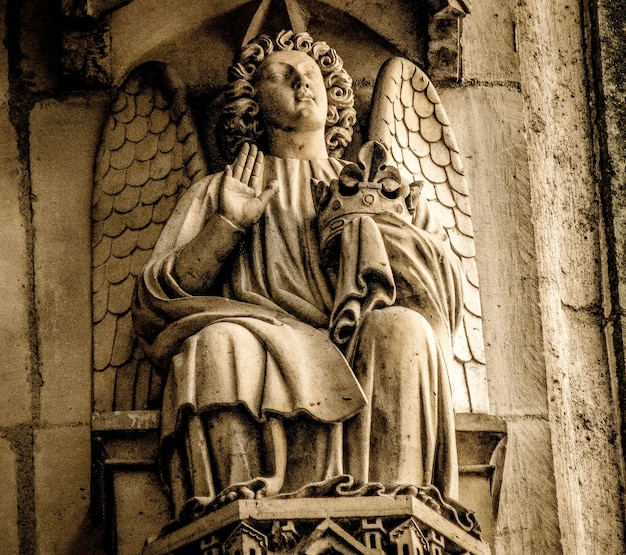 Foto close-up da estátua contra o templo