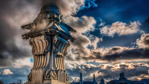 Close-up da estátua da coluna do congresso sob a luz do sol e um céu nublado em Bruxelas