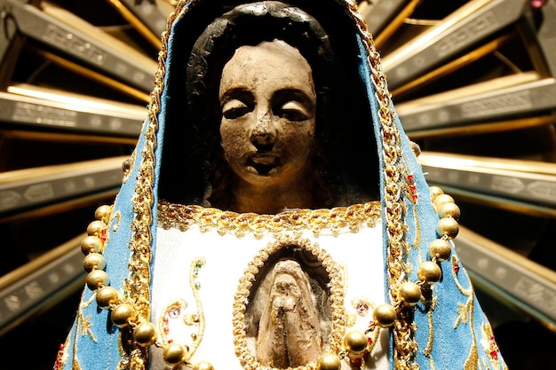 Foto close-up da estátua da virgem maria na igreja