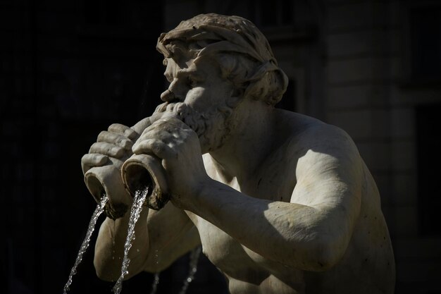 Foto close-up da estátua de anjo contra um fundo desfocado