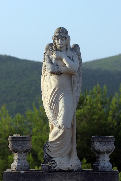 Foto close-up da estátua de anjo na igreja