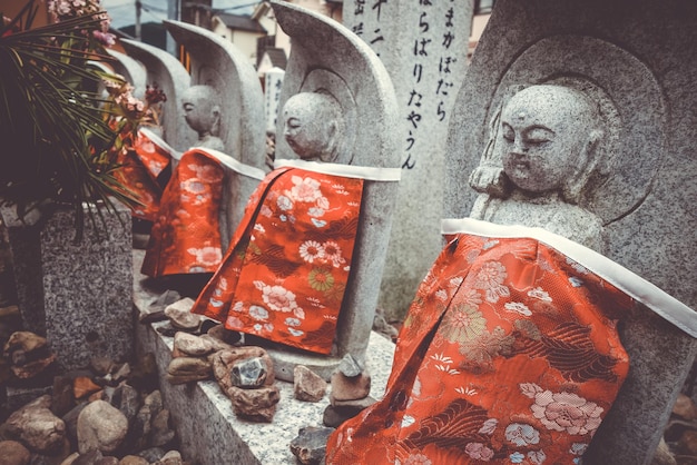 Foto close-up da estátua de buda no cemitério