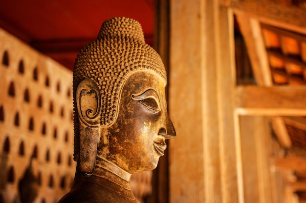 Close-up da estátua de Buda no templo