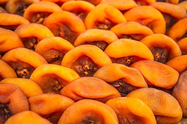 Close-up da fabricação de persimões secos processamento de frutos secos de persimão secos ao sol