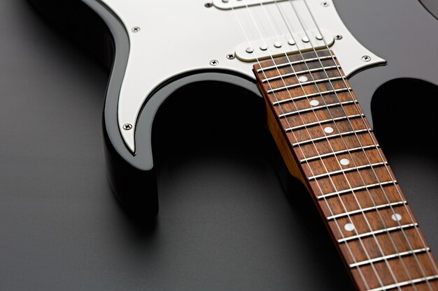 Close-up da guitarra elétrica, ninguém. Instrumento musical de cordas, som eletro, música eletrônica, equipamento para concerto de palco