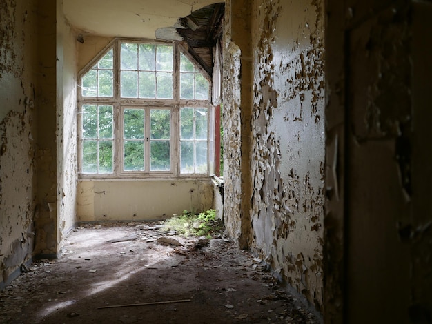 Foto close-up da janela de uma casa abandonada