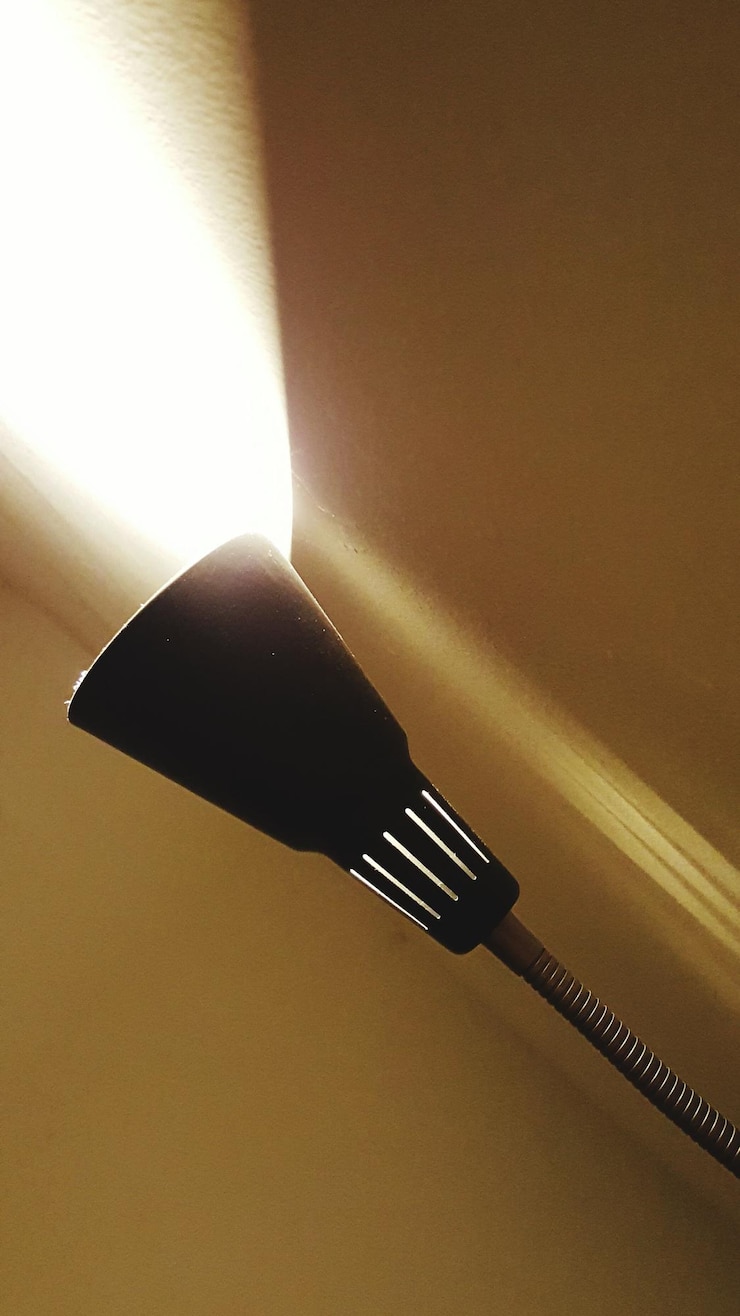 Foto close-up da lâmpada iluminada