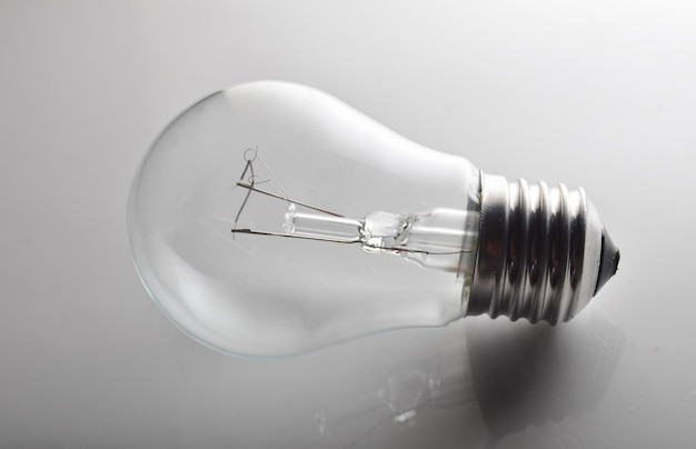 Close-up da lâmpada incandescente em um fundo cinza. Tecnologia retro. O conceito de consumo de energia.