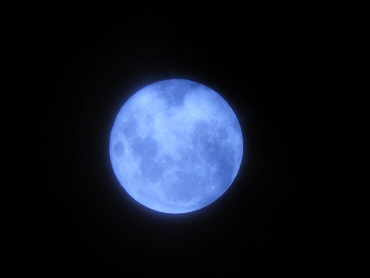 Foto close-up da lua contra o céu azul à noite