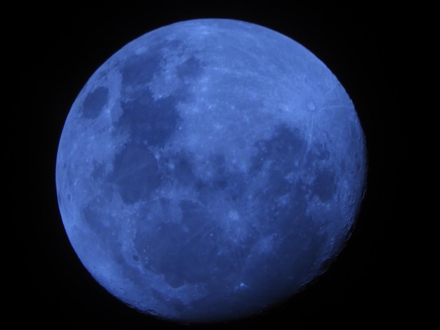 Foto close-up da lua contra o céu azul