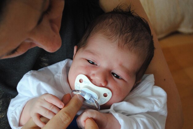 Foto close-up da mãe e do bebê em casa