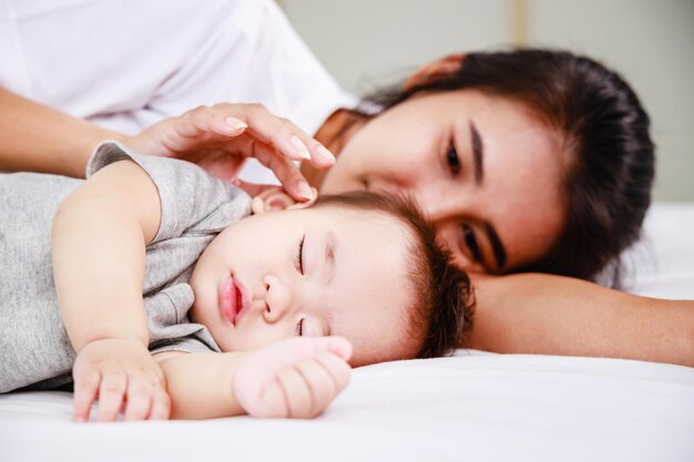 Close-up da mãe segurando as mãos de seu bebê recém-nascido Criança feliz família fofa Amor e fidelidade da mãe