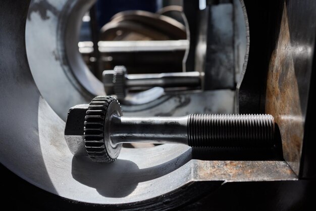 Close-up da mandíbula do torno CNC que fixa a haste de aço da matéria-prima Aço Parte do cilindro após o processo de torneamento Conceito de usinagem CNC de alta precisão Haste de aço da matéria-prima para o processo de torno CNC