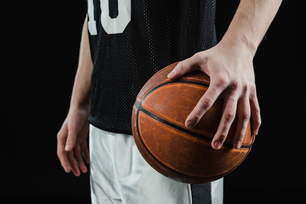 Foto close-up da mão bola de basquete exploração