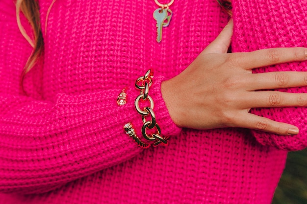 Foto close-up da mão da mulher com pétalas rosa
