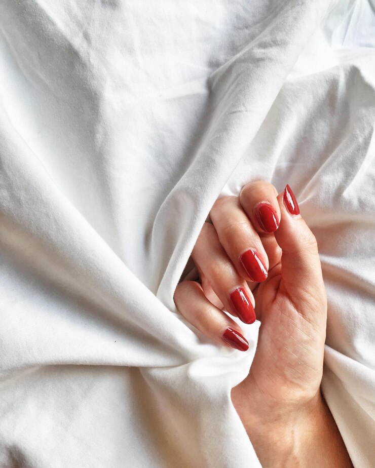 Foto close-up da mão da mulher na cama