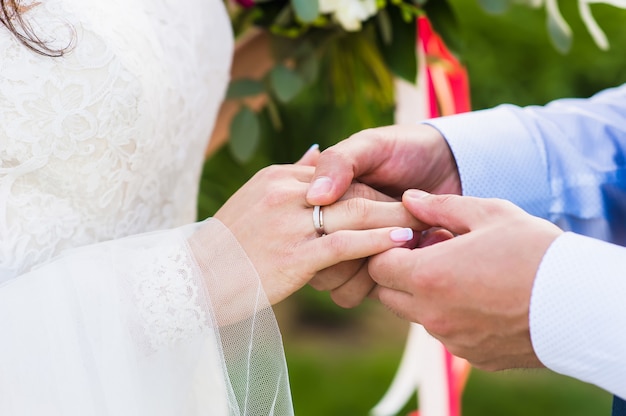 Close-up da mão da noiva com um anel no dia do casamento