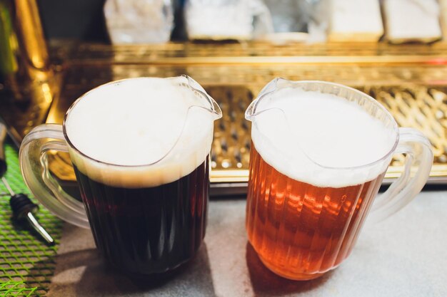 Foto close-up da mão do barman na torneira de cerveja derramando uma cerveja lager