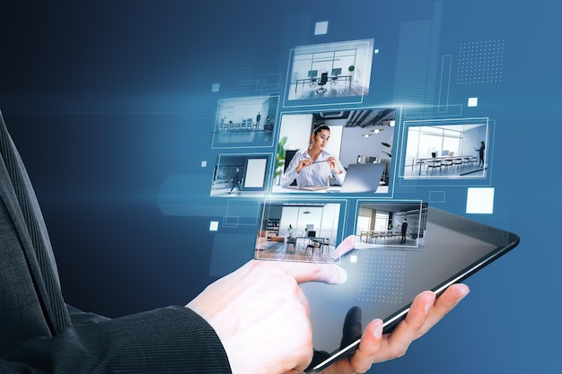 Close-up da mão do empresário apontando para tablet com galeria de imagens digitais criativas em fundo azul Álbum de fotos e conceito de tecnologia de mídia Trocando imagens