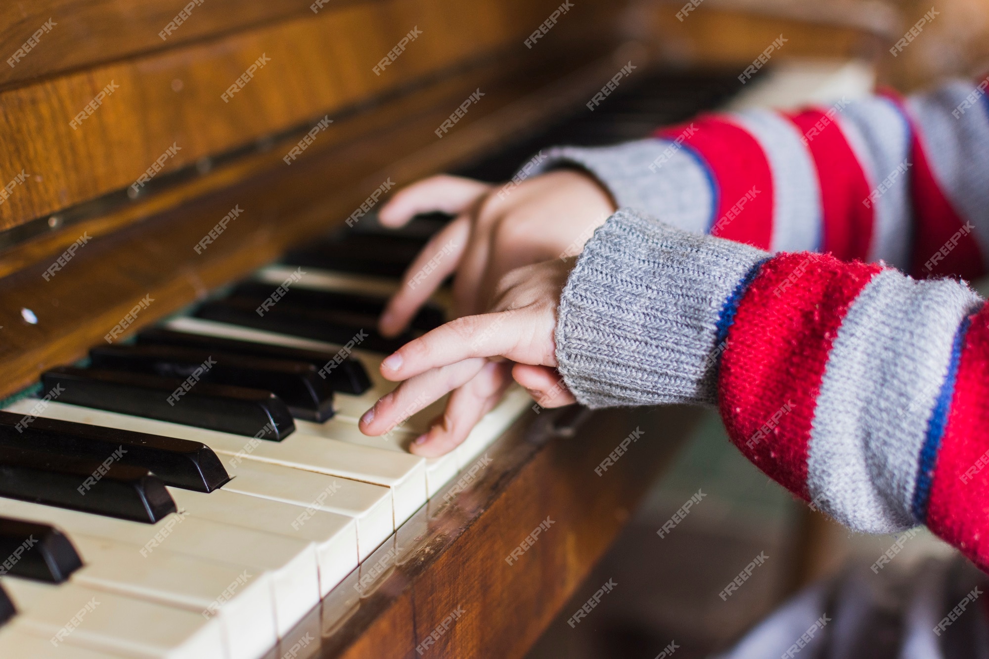 Fundo Mão De Meninos Tocando As Teclas Do Piano Jogo De Piano Pré