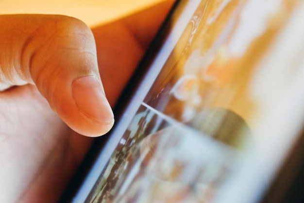 Foto close-up da mão usando tablet digital