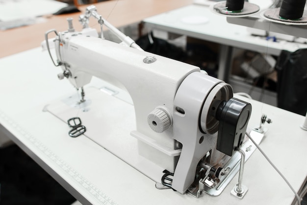 Foto close-up da máquina de costura na oficina.