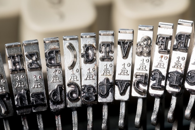 Close-up da máquina de escrever estilo retro em estúdio