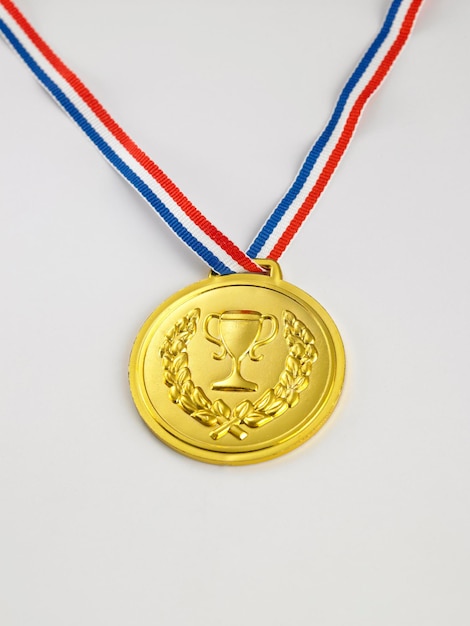 Foto close-up da medalha de ouro sobre fundo branco