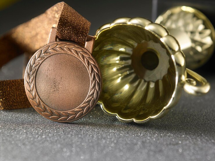 Foto close-up da medalha na mesa