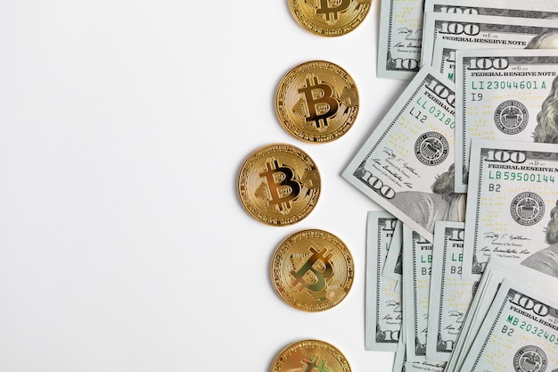 Close-up da moeda de ouro bitcoin em dólares americanos. Moeda de criptografia eletrônica