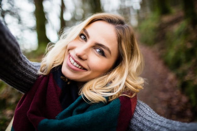 Close-up da mulher sorridente na floresta