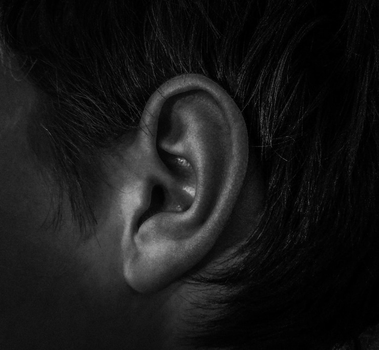 Foto close-up da orelha do menino