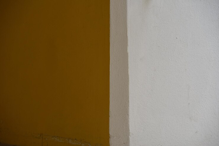 Foto close-up da parede amarela